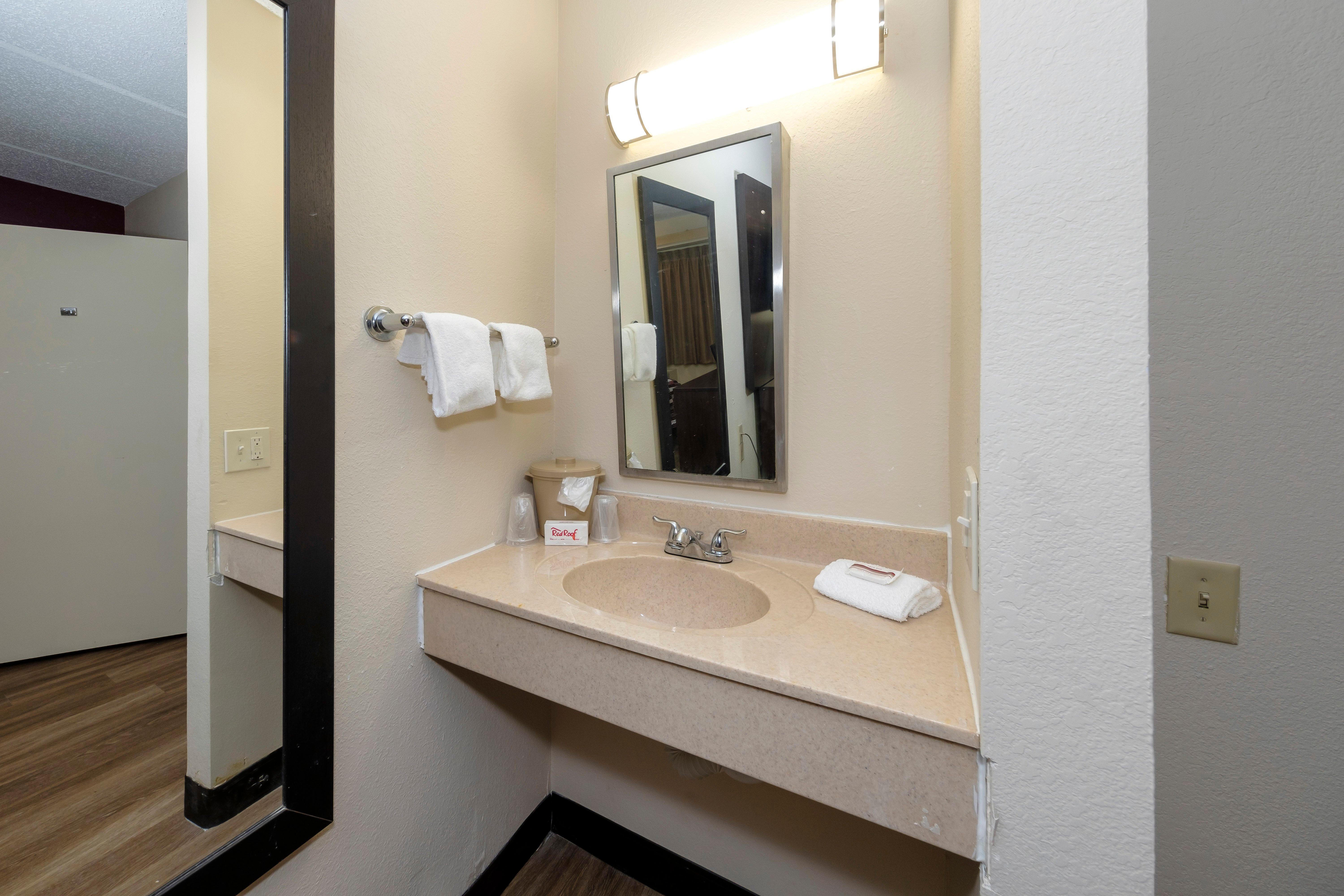 Red Roof Inn Tampa - Brandon Bagian luar foto