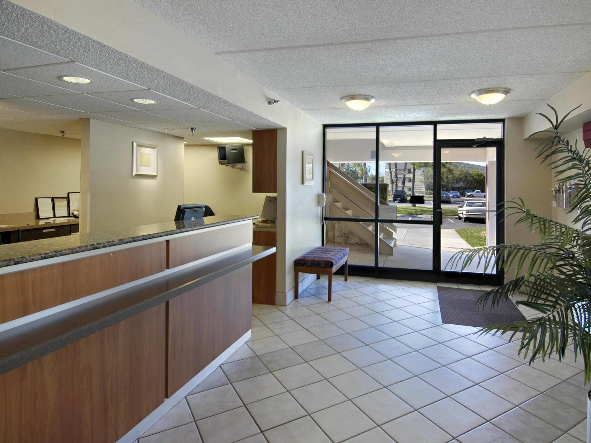 Red Roof Inn Tampa - Brandon Bagian luar foto